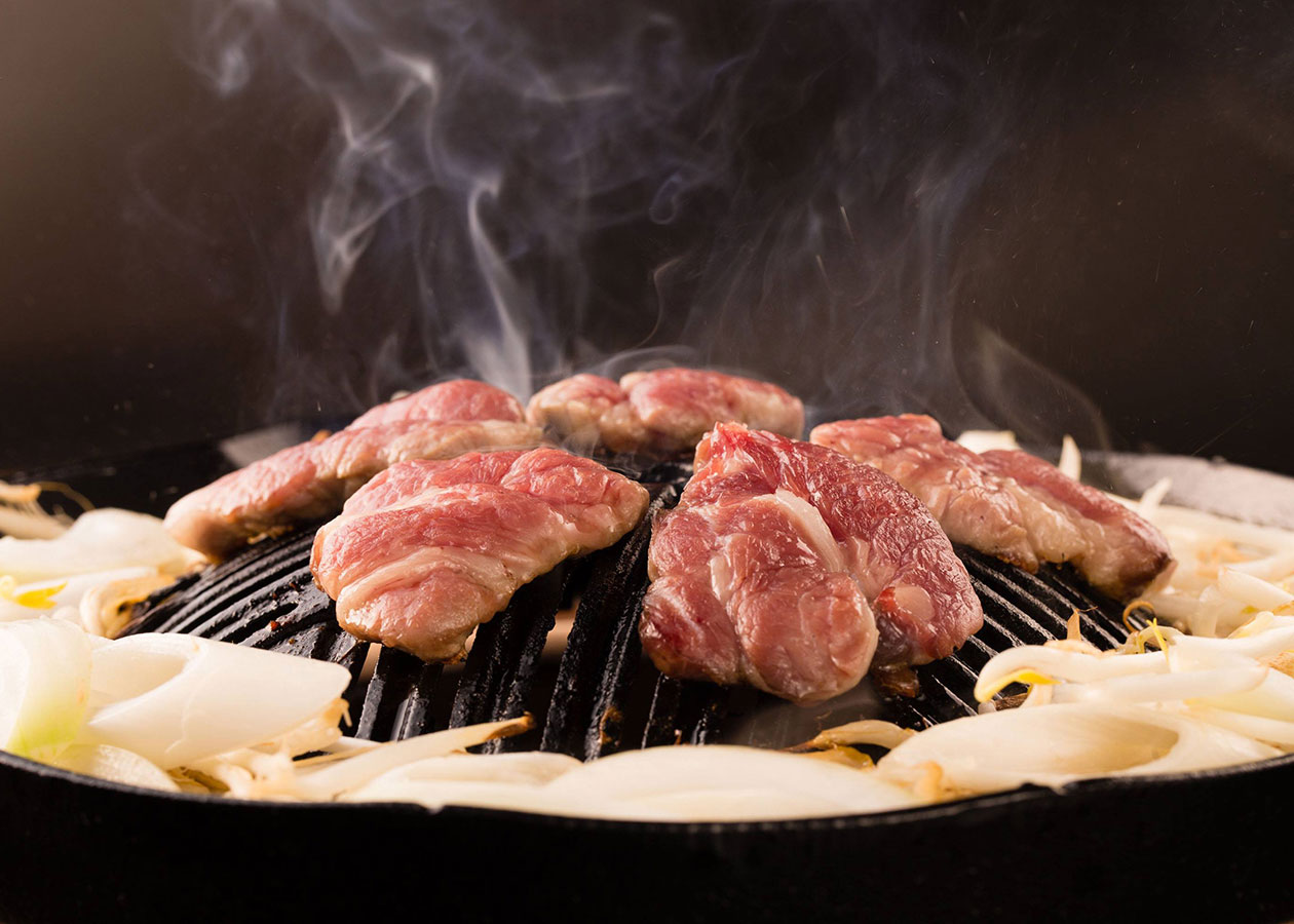 輸入ラム肉のわずか1％！ 貴重なラム肉でジンギスカンを！ ／ ジンギスカン羊一（新宿）
