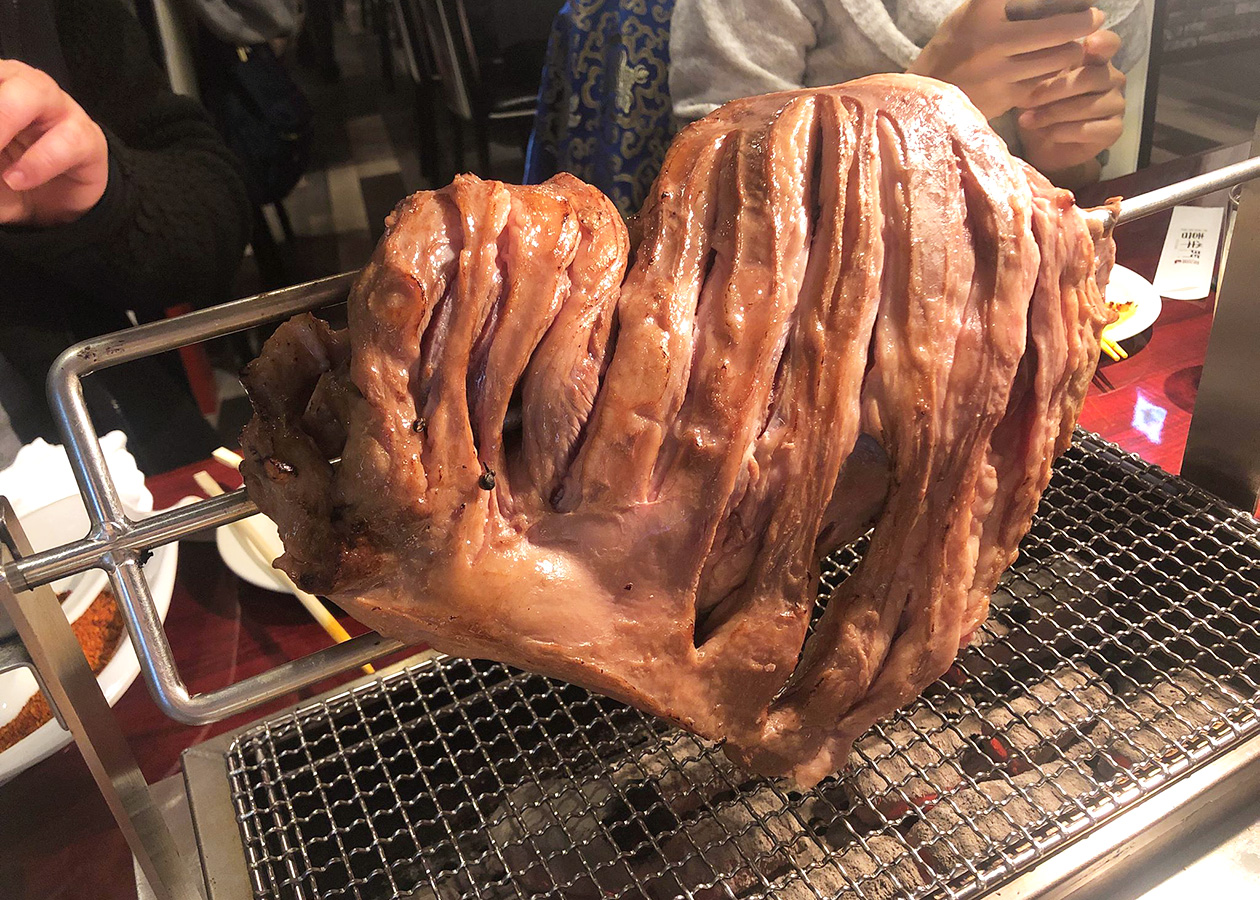 エンターテイメント性あふれる「羊のもも焼き」専門店／喜羊門（上野）