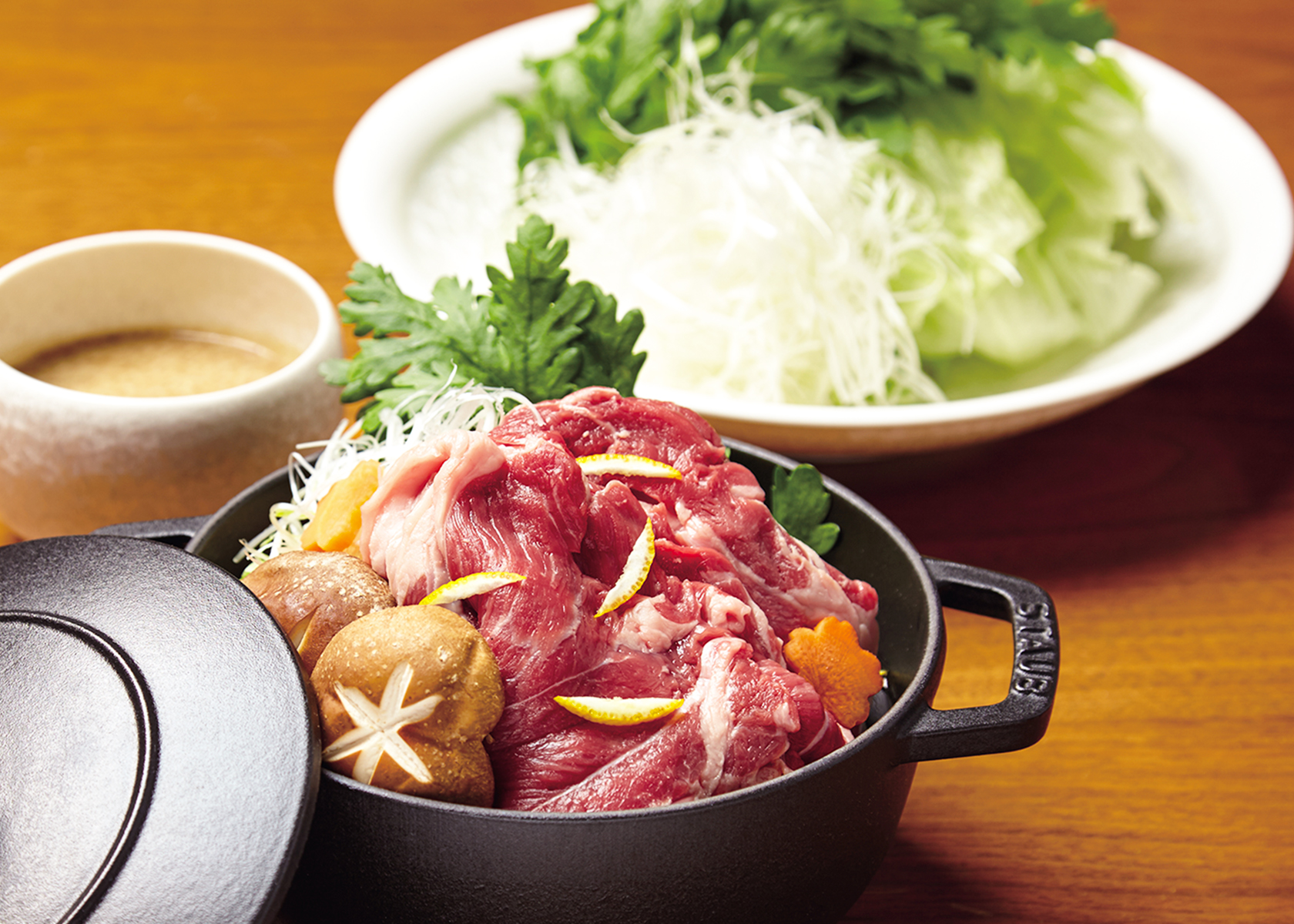 中国だと羊の定番料理 ラムしゃぶしゃぶ・特製胡麻だれ