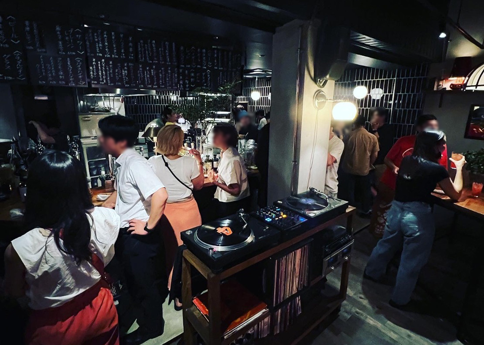 今風な雰囲気の立ち飲みラムのお店が大阪羊界に新風を！黒羊羊肉串店 BLACK SHEEP